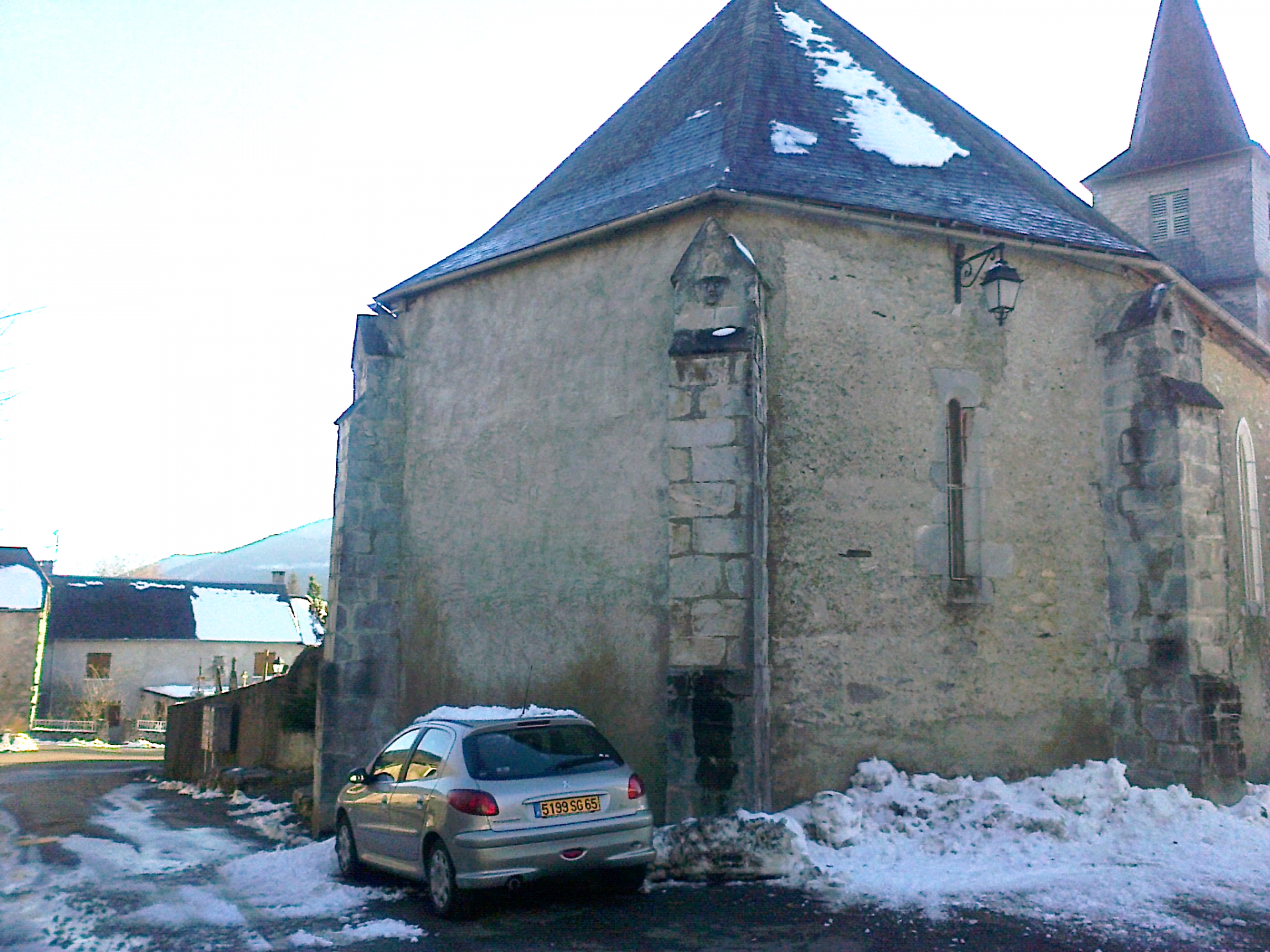 Contreforts Eglise têtes sculptées