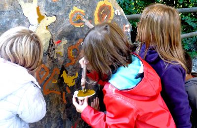 Enfants atelier peinture préhistorique